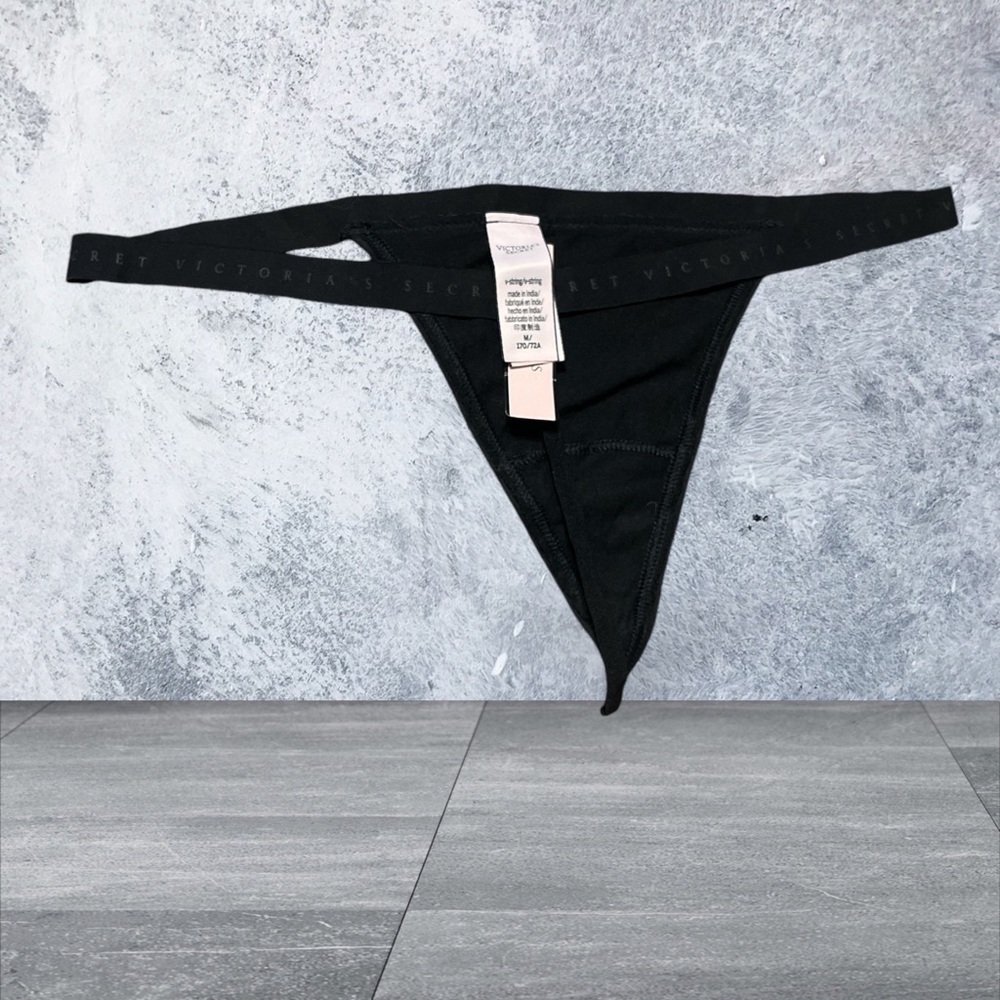 Black v string medium undies